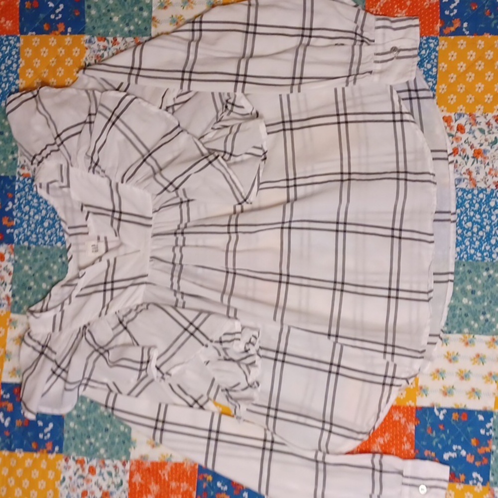 GAP white with black and gray lines ruffled blouse. Good condition Size SP